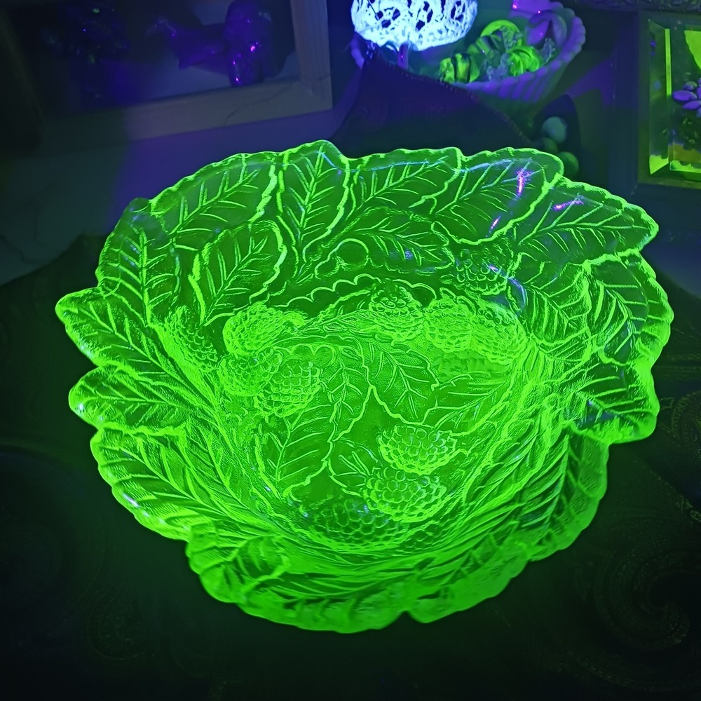 Vtg Uranium Indiana Glass - 7" Serving Bowl- Loganberry Leaves 1940's *chip